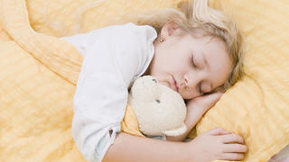 Mädchen liegt im Bett und schläft - girl sleeping Keine Weitergabe an Drittverwerter.
