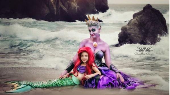 Camillia Courts und ihre Tochter Layla als 'Arielle, die Meerjungfrau' und Ursula, die Meereshexe des Zeichentrickfilms.
