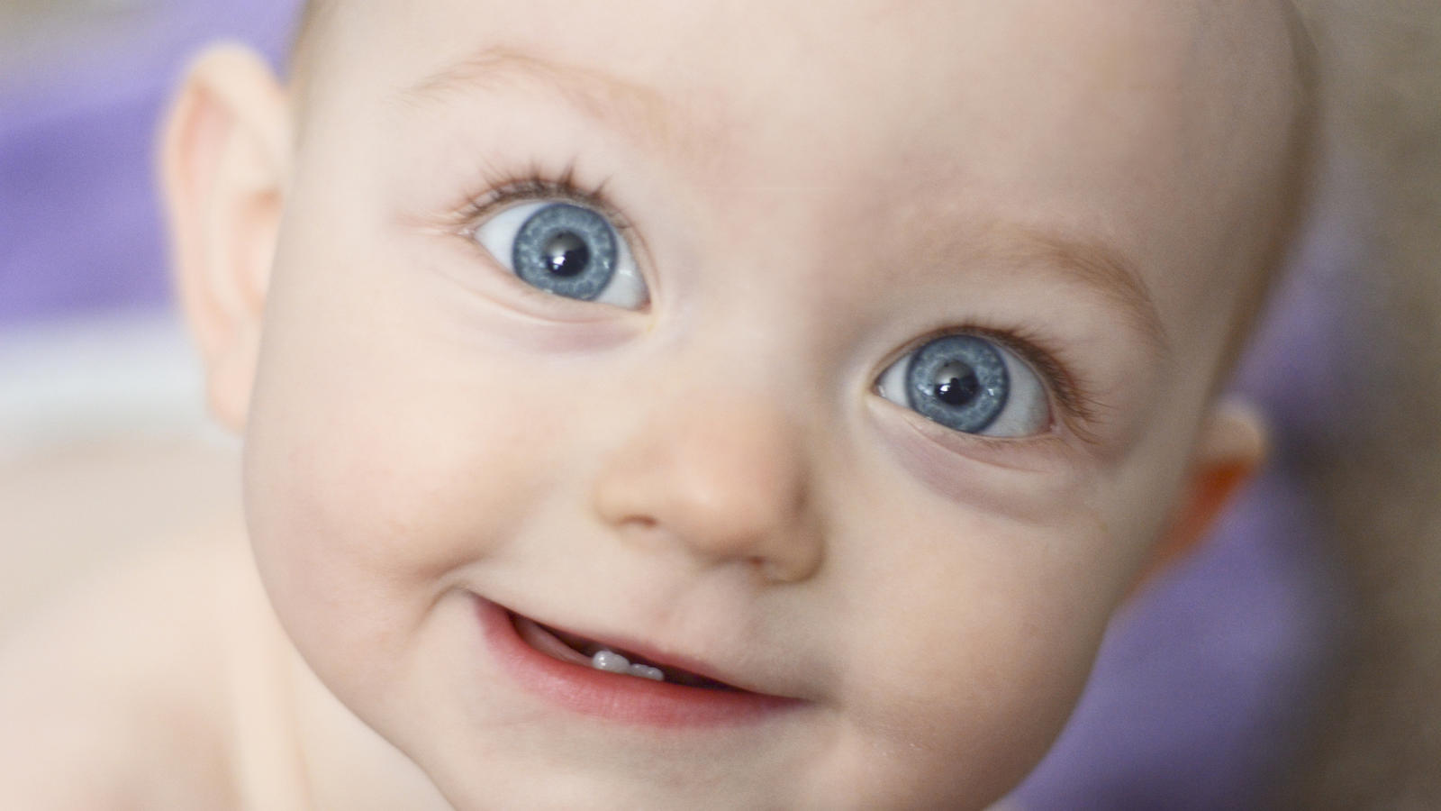 Augen blauen baby mit Warum Babys
