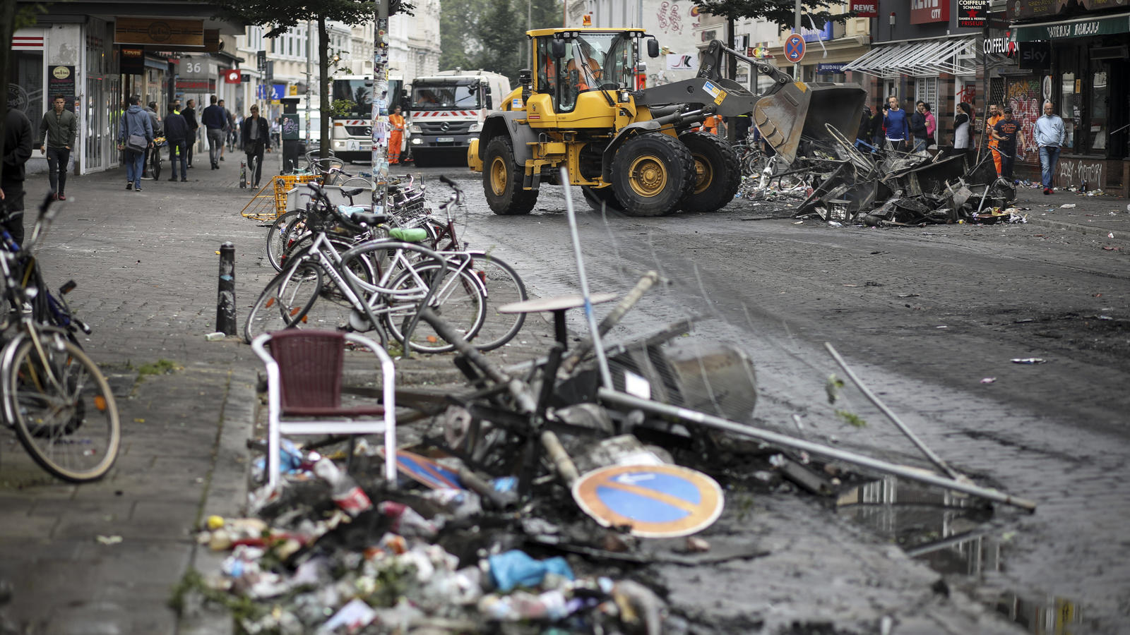 dpatopbilder - Mitarbeiter der Stadtreinigung säubern am 08.07.2017 in Hamburg die Straße Schulterblatt im Schanzenviertel von den Verwüstungen aus der Nacht. Randalierer haben im Hamburger Schanzenviertel eine Spur der Verwüstung hinterlassen. Zerst