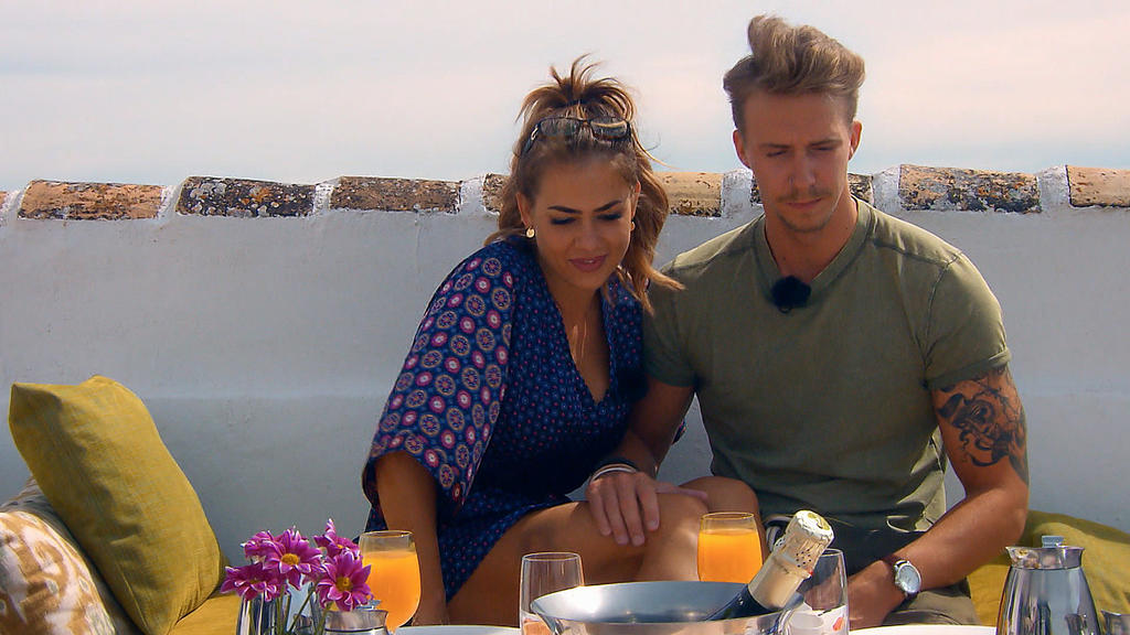 Der nächste Morgen: Jessica und David genießen ihr Frühstück.