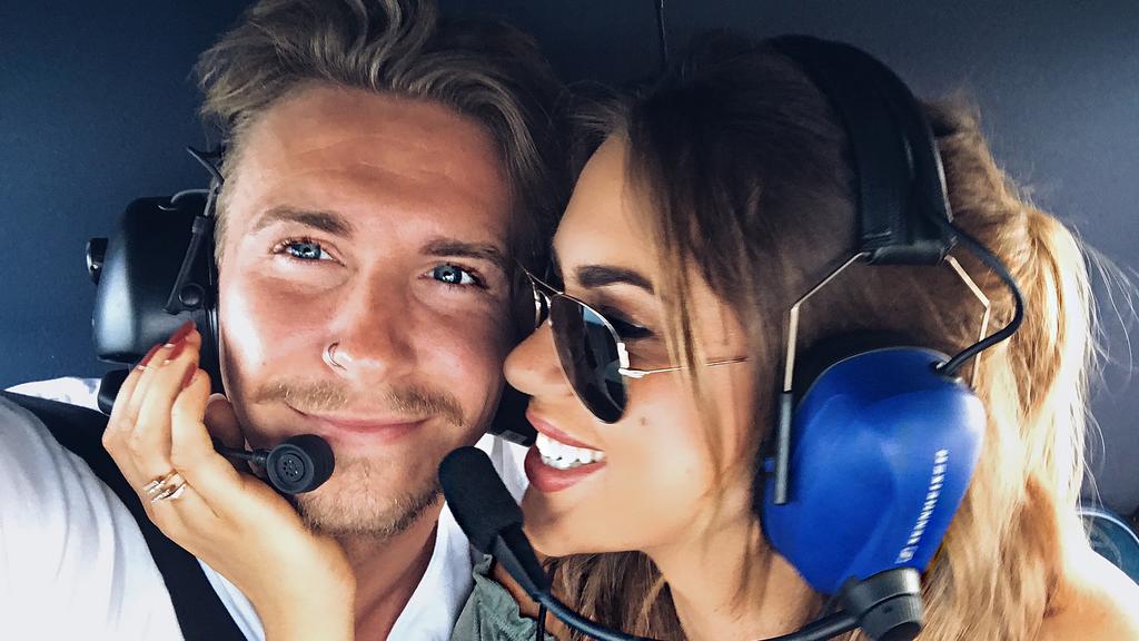 David und Jessica genießen ihren Helikopter-Flug und kommen sich immer näher.