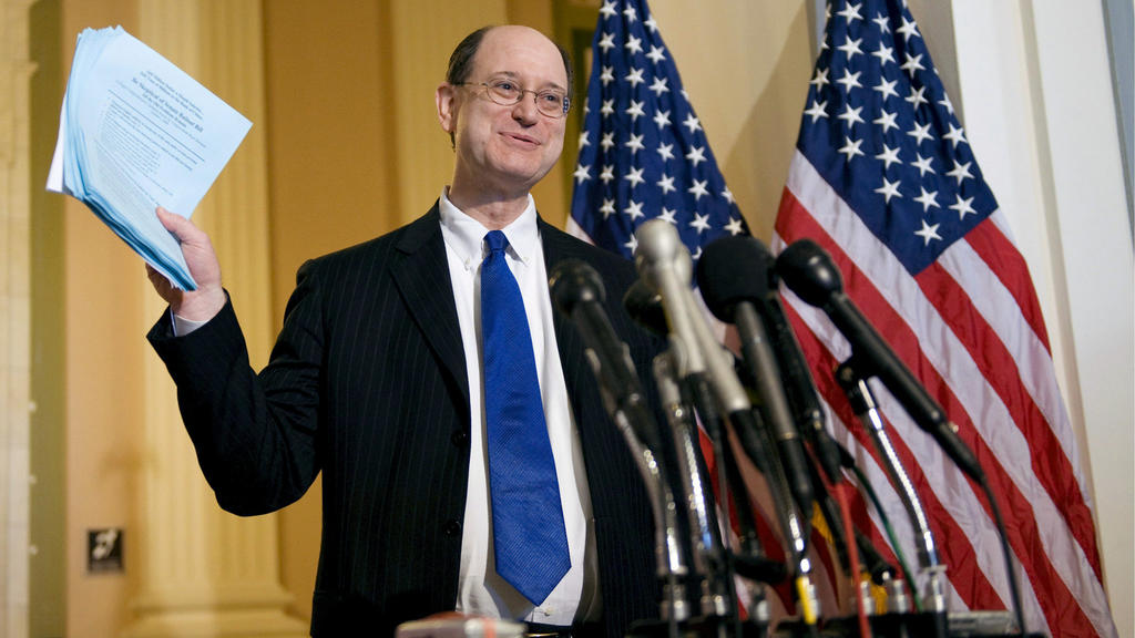 ARCHIV - Der demokratische Kongress-Abgeordnete Brad Sherman hält am 03.10.2008 in Washington (USA) Unterlagen. (zu dpa «Demokrat beantragt Amtsenthebungsverfahren gegen Trump» vom 12.07.2017) Foto: Cavanaugh/EPA/dpa +++(c) dpa - Bildfunk+++