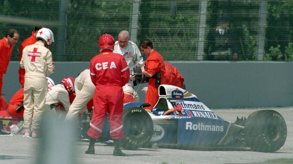 ARCHIV - Ärzte behandeln am 01.05.1994 beim Rennen um den Großen Preis von San Marino in Imola den verunglückten brasilianischen Formel-1-Fahrer Ayrton Senna. Er war in Führung liegend zuvor mit seinem Williams-Renault in der Tamburello-Kurve von der