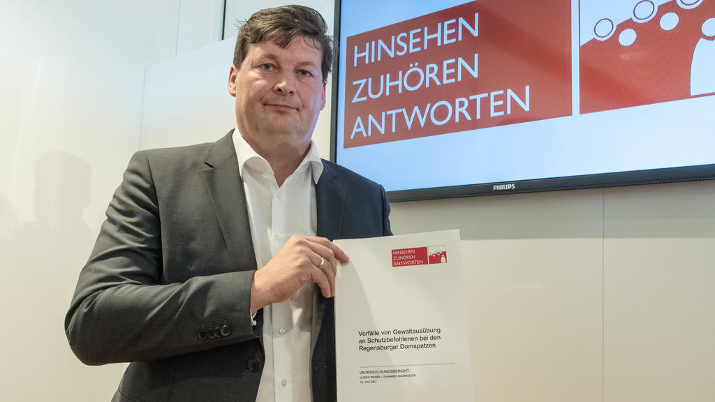 Der mit der Aufklärung beauftragte Rechtsanwalt Ulrich Weber präsentiert am 18.07.2017 in Regensburg (Bayern) den Abschlussbericht zum Missbrauchsskandal beim Knabenchor Regensburger Domspatzen. (zu dpa «Hunderte Gewaltopfer bei weltberühmtem Knabenc