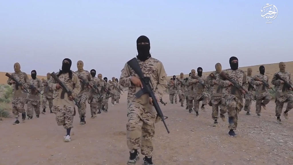 Das Standbild eines undatierten Propaganda-Videos, welches von der Terrormiliz Islamischer Staat (IS) am 19.05.2017 ins Internet gestellt wurde und über die Associated Press am 10.06.2017 zur Verfügung gestellt wurde, zeigt IS Kämpfer in Deir ez-Zor