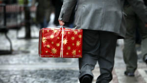 ARCHIV - Ein Mann trägt am 20.12.2008 ein in Geschenkpapier eingeschlagenes Paket über die Einkaufsmeile Zeil in Frankfurt am Main. Pünktlich zu Weihnachten sindDeutschlands Verbraucher in Kauflaune. Die Exporte boomen schonlange, nun kommt auch der 