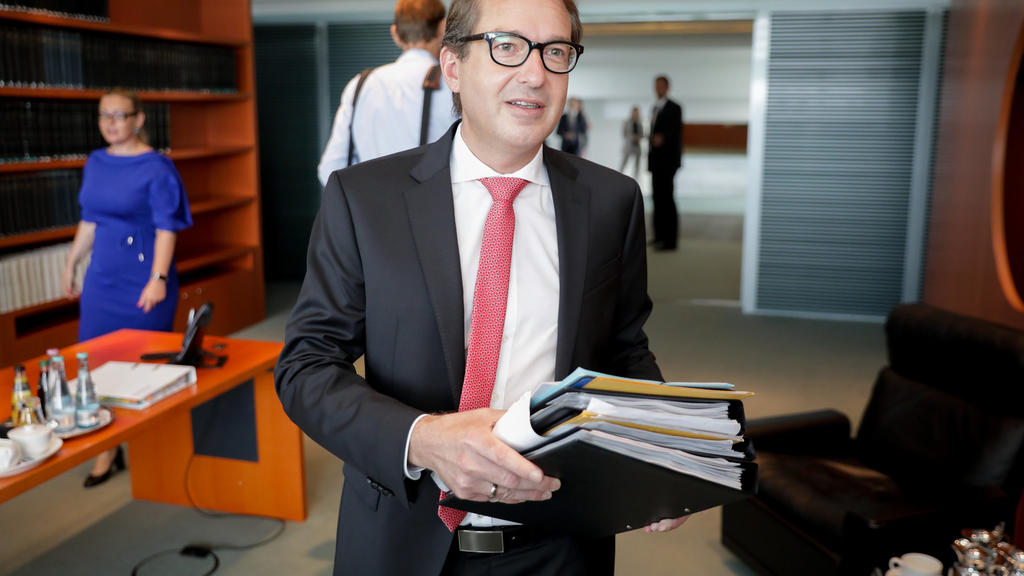 Bundesverkehrsminister Alexander Dobrindt (CSU) kommt am 02.08.2017 in Berlin leicht verspätet zur Kabinettssitzung in des Bundeskanzleramt. Foto: Kay Nietfeld/dpa +++(c) dpa - Bildfunk+++