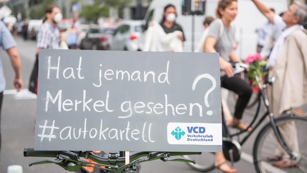Politik Wirtschaft Protest bei Diesel-Gipfel Protest bei Diesel-Gipfel. Verschiedene Umweltverbaende und Umweltschutzgruppen protestierten am Mittwoch den 2. August 2017 vor dem Bundesverkehrsministerium anlaessich des Diesel-Gipfel. Bundesverkehrsmi