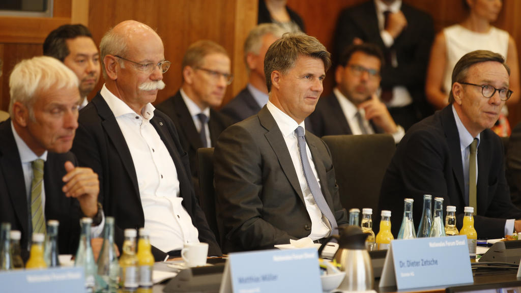 Volkswagen-Chef Matthias Müller (l-r), Daimler-Chef Dieter Zetsche, BMW-Chef Harald Krüger und Matthias Wissmann, Präsident des Verbandes der Autoindustrie (VdA) kommen am 02.08.2017 in Berlin zum Diesel-Gipfel. Foto: Axel Schmidt/AFP Pool/dpa +++(c)
