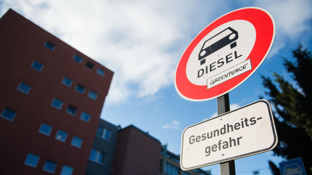 ARCHIV - Ein von der Umweltschutzorganisation aufgestelltes «Verbotsschild für Dieselautos» mit dem Zusatz «Gesundheitsgefahr» steht am 05.10.2016 in Stuttgart (Baden-Württemberg). Blicken Sie noch durch im Diesel-Chaos? Blaue Plakette ja oder nein, 