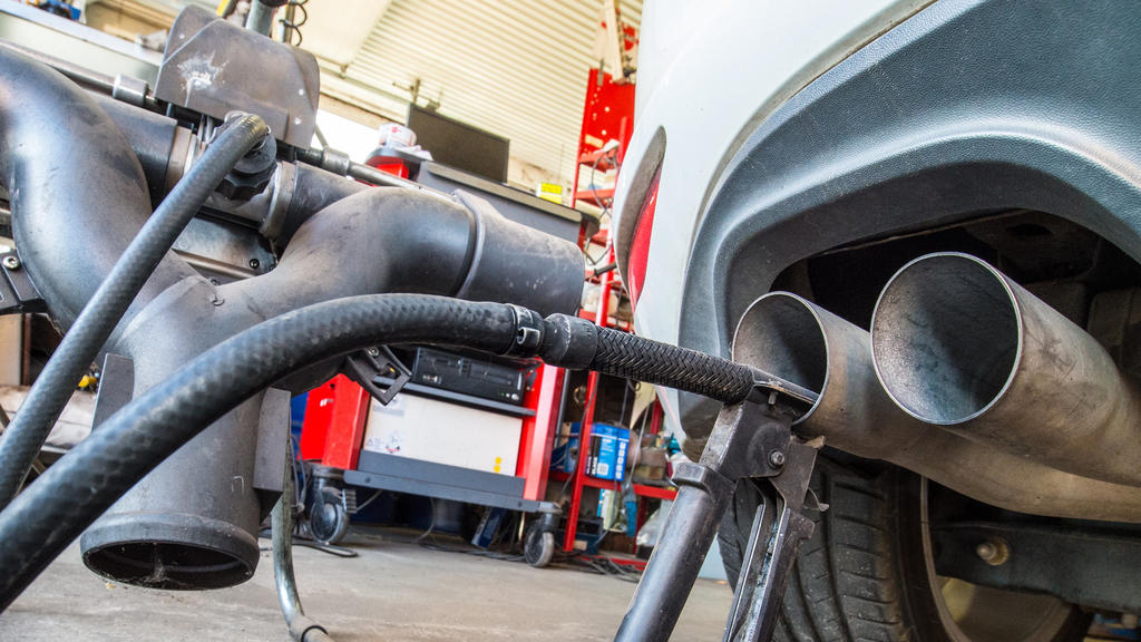 ARCHIV - Die Sonde eines Geräts zur Abgasuntersuchung für Dieselmotoren steckt im Auspuffrohr eines VW Golf 2.0 TDI (Baujahr 2012), aufgenommen am 21.09.2015 in einer Werkstatt in Frankfurt/Oder (Brandenburg). (zu dpa «Um den Ruf kämpfen»: Volkswagen