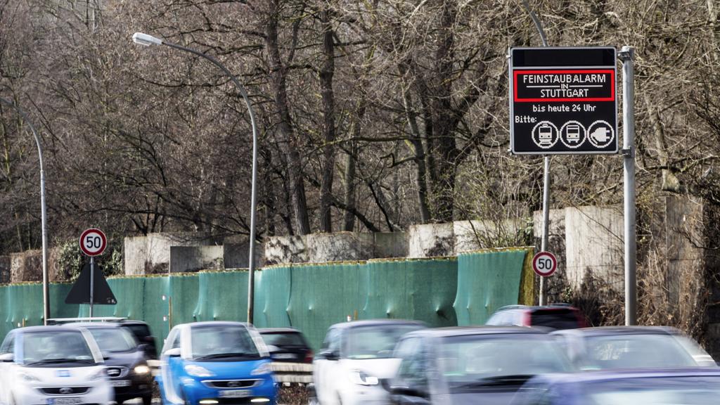 DEU, Deutschland, Stuttgart, 17.03.2017: Feinstaub und kein Ende: an der vielbefahrenen B14 in der Nahe der Messstelle Neckartor hat die Stadt Stuttgart Mooswaende aufgestellt, die die Luft reinigen sollen. Zwischenzeitlich sorgt Kunststoffgewebe fue