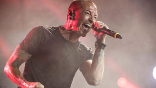 ARCHIV - Chester Bennington, Sänger der US Rockband Linkin Park, steht am 05.06.2014 in Wroclaw (Polen) auf der Bühne. (zu dpa "Musik von Linkin Park stürmt Charts" vom 28.07.2017) Foto: Maciej Kulczynski/PAP/dpa +++(c) dpa - Bildfunk+++