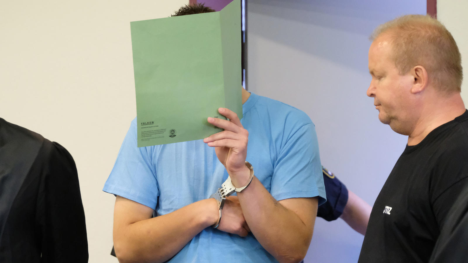 Der Angeklagte Sebastian F. steht am 04.08.2017 in Dessau-Roßlau in einem Saal des Landgerichts. Das Landgericht Dessau-Roßlau hat den Vergewaltiger und Mörder einer chinesischen Studentin zu einer lebenslangen Freiheitsstrafe verurteilt. Seine mitan