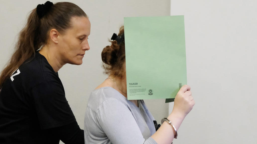 Die Angeklagte Xenia I. wird am 04.08.2017 in Dessau-Roßlau in einen Saal des Landgerichts geführt. Das Landgericht Dessau-Roßlau hat den Vergewaltiger und Mörder einer chinesischen Studentin zu einer lebenslangen Freiheitsstrafe verurteilt. Seine mi