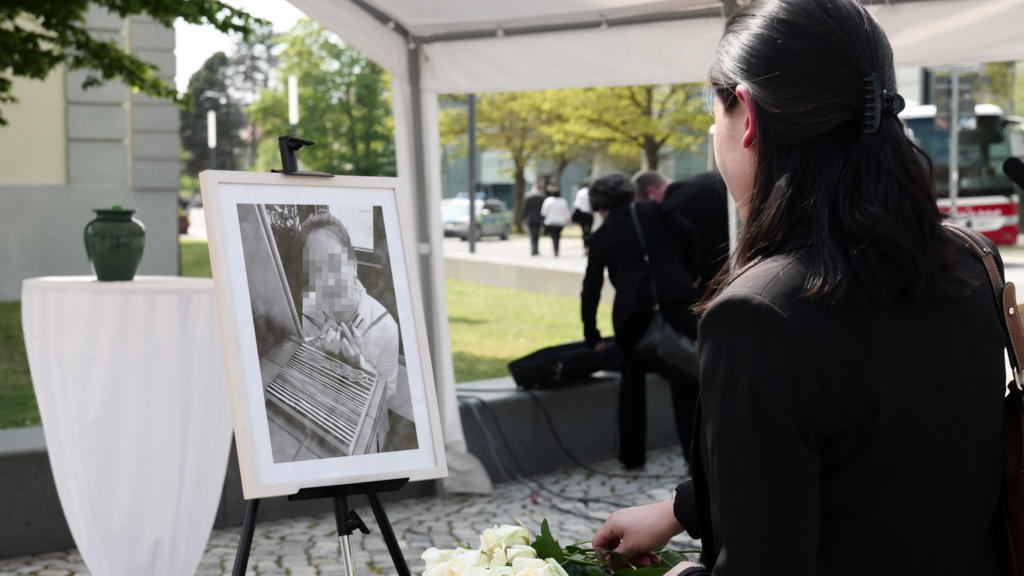Eine chinesische Studentin legt Blumen an dem Bild von der vor einem Jahr ermordeten Mitstudentin Yangjie Li während einer Gedenkfeier nieder, aufgenommen am 12.05.2017 in Dessau-Roßlau (Sachsen-Anhalt). Die Architekturstudentin war vor einem Jahr  v
