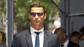 Weltfußballer Cristiano Ronaldo kommt am 31.07.2017 zu einer Anhörung in Pozuelo de Alarcón, nahe Madrid, Spanien. Ronaldo ist wegen des Vorwurfs der Steuerhinterziehung in Höhe von 14,7 Millionen Euro unter riesiger öffentlicher Aufmerksamkeit von einer Richterin befragt worden.(Bestmögliche Qualität.) Foto: Europa Press/Europa Press/dpa +++(c) dpa - Bildfunk+++
