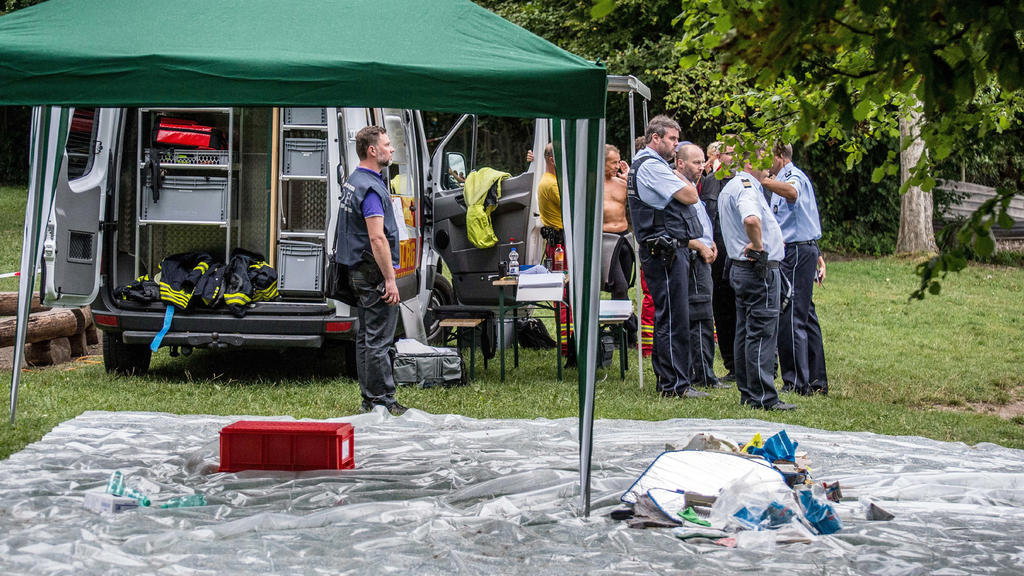 Einsatzkräfte stehen am 08.08.2017 nach dem Absturz eines Kleinflugzeugs in den Bodensee bei Konstanz-Litzelstetten (Baden-Württemberg) am Ufer bei Litzelstetten. Nach bisherigen Erkenntnissen war das Flugzeug mit zwei Personen besetzt. (zu dpa «Klei