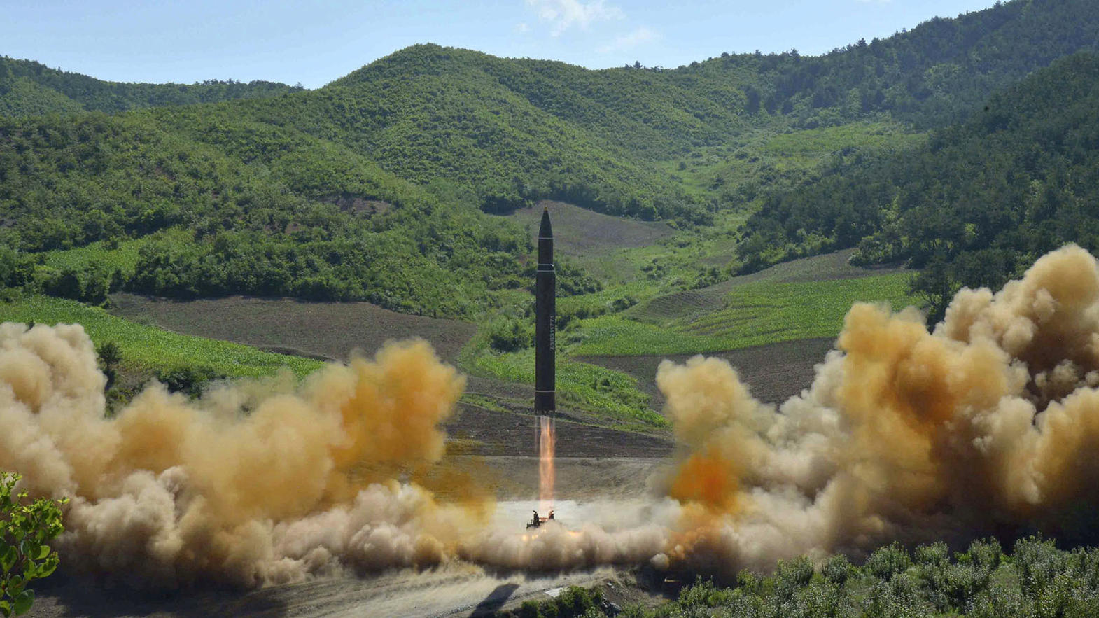 ARCHIV - Das von der Nordkoreanischen Regierung am 04.07.2017 zur Verfügung gestellte Foto zeigt den Start einer Interkontinentalrakete mit hoher Reichweite vom Typ Hwasong-14. Nordkorea hat am 28.07.2017 erneut eine ballistische Rakete getestet. Wie
