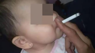 Baby raucht Zigarette – mit Hilfe von Papa