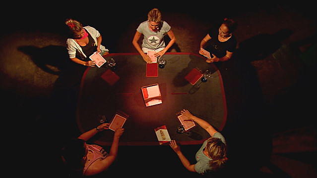Dieser Poker-Tisch hat es in sich. Hier wird scharf geschossen.