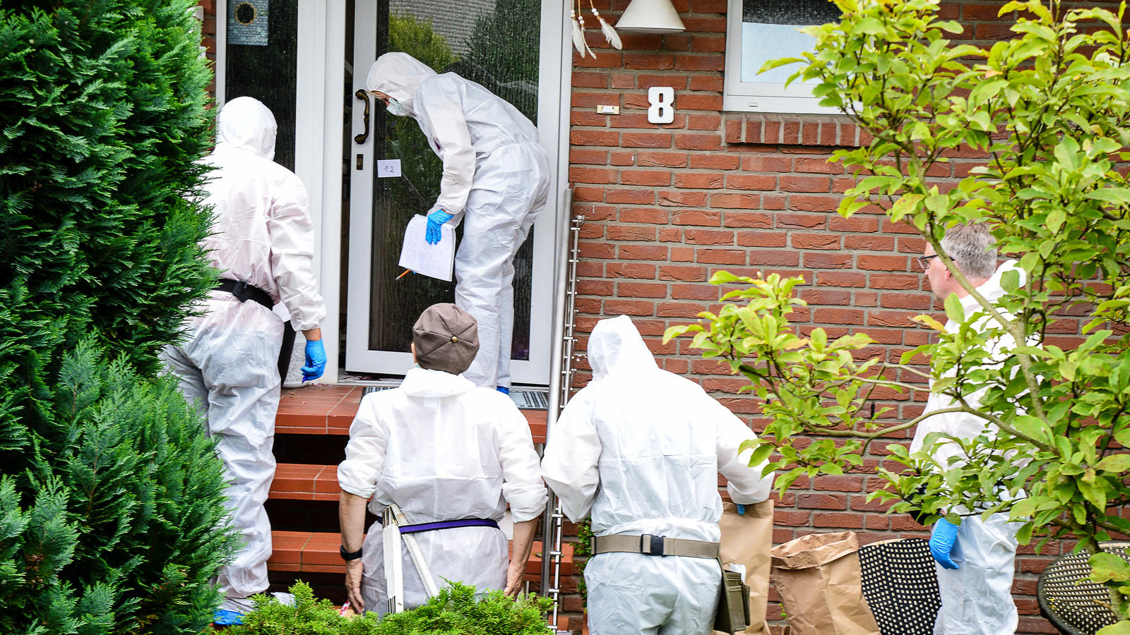 Nach einer Bluttat in Detmold (Nordrhein-Westfalen) sichern Experten der Polizei Spuren am Tatort. Dort war die Leiche einer 30 Jahre alten Frau in ihrer Wohnung gefunden worden, der schwer verletzte Ehemann lag daneben. Die Ermittler stehen nach eig