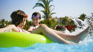 Kinder im Hotelpool