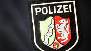 ARCHIV - ILLUSTRATION - Das Logo der nordrhein-westfälischen Polizei, aufgenommen am 17.02.2014 in Düsseldorf (Nordrhein-Westfalen) auf einer Uniformjacke.   (zu dpa vom 05.08.2017) Foto: Martin Gerten/dpa +++(c) dpa - Bildfunk+++