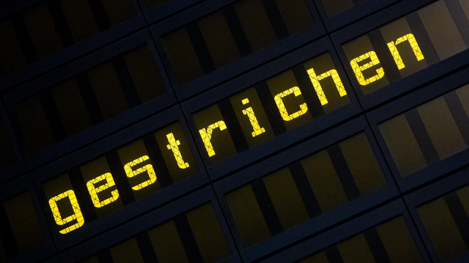 ARCHIV - Das Wort «gestrichen» steht am 06.10.2016 auf einer Anzeigetafel am Flughafen in Hannover (Niedersachsen). Bei Air Berlin fehlen derzeit Maschinen und fliegendes Personal. Deshalb mussten auch am Samstag wieder Flüge annulliert werden. (zu d