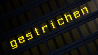 ARCHIV - Das Wort «gestrichen» steht am 06.10.2016 auf einer Anzeigetafel am Flughafen in Hannover (Niedersachsen). Bei Air Berlin fehlen derzeit Maschinen und fliegendes Personal. Deshalb mussten auch am Samstag wieder Flüge annulliert werden. (zu dpa «Wieder Flugausfälle bei Air Berlin» vom 03.06.2017) Foto: Julian Stratenschulte/dpa +++(c) dpa - Bildfunk+++
