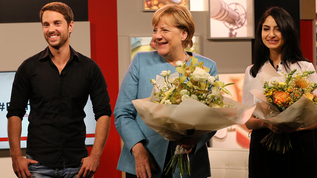 Bundeskanzlerin Angela Merkel (CDU) steht am 16.08.2017 in Berlin zusammen mit YouTubern zusammen, nachdem sie in einem Livestream interviewt wurde. L-r.: Mirko Drotschmann, Bundeskanzlerin Angela Merkel (CDU) und Ischtar Isik. Foto: Wolfgang Kumm/dp