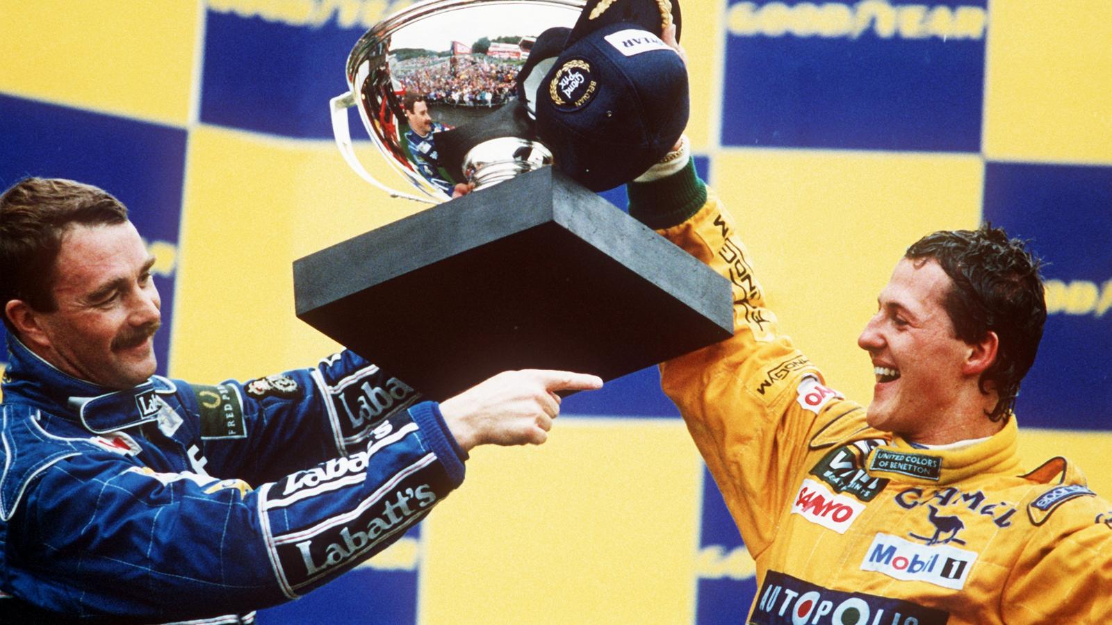 Der deutsche Formel-1-Rennfahrer Michael Schumacher (r) und der Brite Nigel Mansell, der Zweiter wurde, mit dem Siegerpokal am 30.08.1992 in Spa (Belgien). Mit seinem ersten Grand Prix-Sieg krönte Michael Schumacher aus Kerpen am 30.8.1992 beim Große