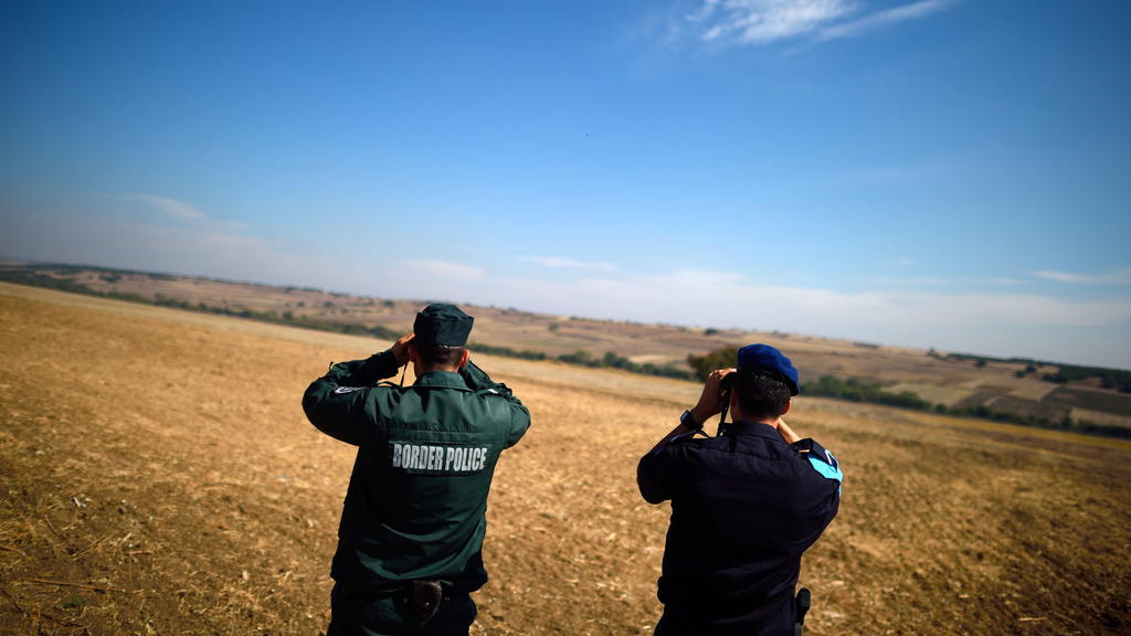 ARCHIV - Zwei Beamte der europäischen Grenzschutzagentur Frontex aus Bulgarien (l) und den Niederlanden beobachten am 07.10.2016 mit Ferngläsern die bulgarisch-türkische Grenze nahe dem Grenzübergang Kapitan Andreevo (Bulgarien). (zu dpa «Bulgarien s
