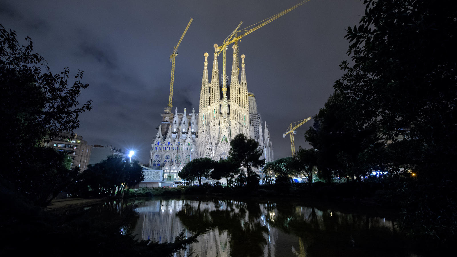 ARCHIV - Die römisch-katholische Basilika La Sagrada Familia ist am 19.08.2017 in Barcelona (Spanien) vor dem Abendhimmel zu sehen. Fünf Tage nach den Anschlägen in Spanien hat die Staatsanwaltschaft für die vier lebend gefassten mutmaßlichen Mitglie