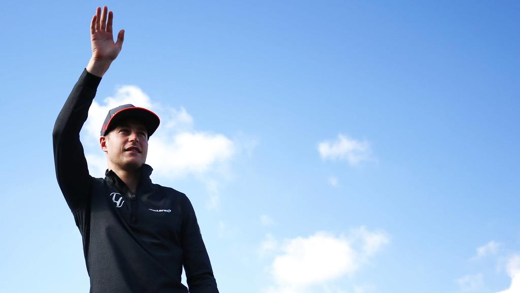 Hungaroring, Budapest, Hungary. Thursday 27 July 2017. Stoffel Vandoorne, McLaren, waves to fans. World _ONY9060 PUBLICATIONxINxGERxSUIxAUTxHUNxONLYHungaroring Budapest Hungary Thursday 27 July 2017 Stoffel VANDOORNE McLaren Waves to supporters World