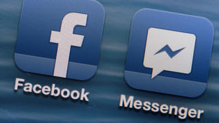 ARCHIV - ILLUSTRATION - Auf dem Display eines iPhones sind am 12.04.2013 in Schwerin (Mecklenburg-Vorpommern) die App-Logos von Facebook und dem Messenger zu sehen. (zu dpa "Auch Facebooks Messenger konkurriert mit Snapchat" vom 09.03.2017) Foto: Jens Büttner/dpa-Zentralbild/dpa +++(c) dpa - Bildfunk+++