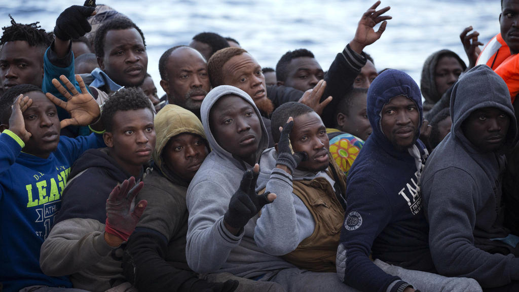 ARCHIV - Migranten und Flüchtlinge in einem Gummiboot, die Richtung Europa fahren, werden am 03.02.2017 im Mittelmeer, 34 Kilometer nördlich von Sabratha (Lybien), von der spanischen Hilfsorganisation Proactiva Open Arms gerettet. (zu "Flüchtlingszah