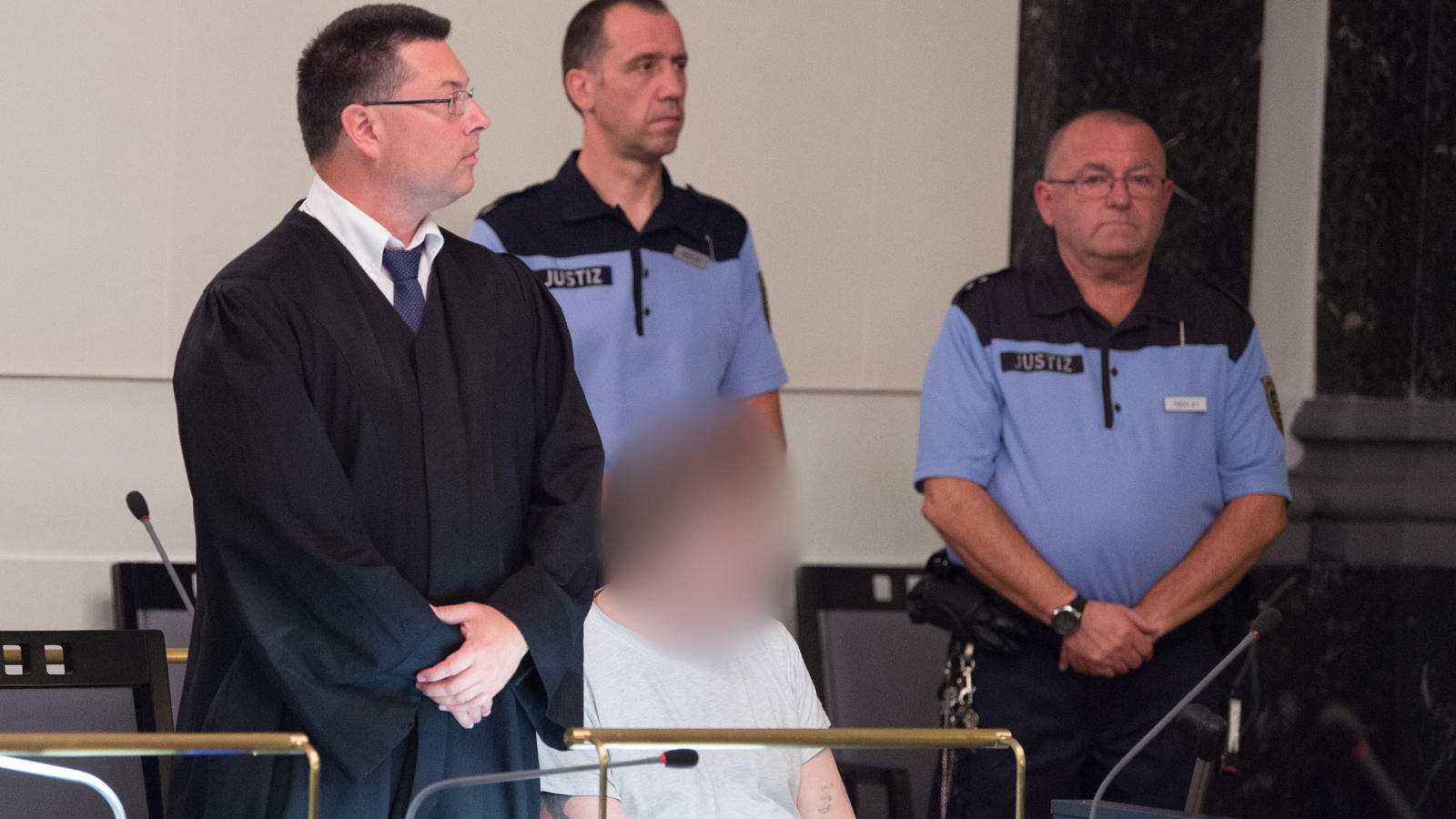 Der Angeklagte Helmut S. (M) sitzt am 30.08.2017 im Landgericht in Zwickau (Sachsen) zu Prozessbeginn neben seinem Rechtsanwalt Andreas Bönisch (l). Mehr als 30 Jahre nach dem Mord an einer jungen Frau im Vogtland soll am gleichen Tag das Urteil gesp