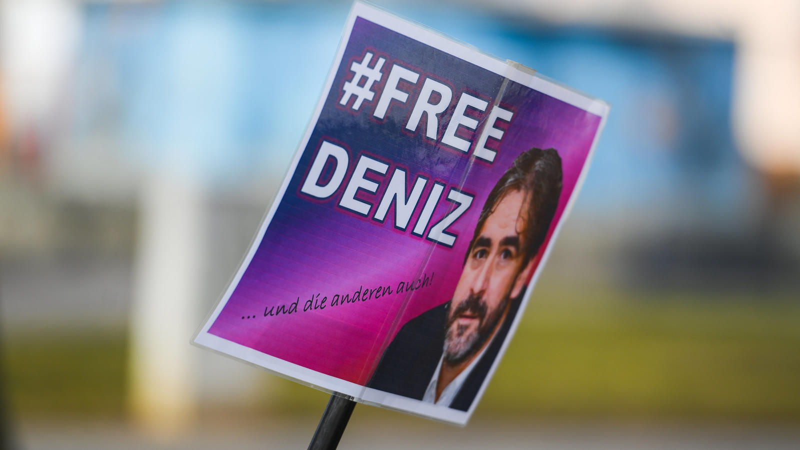 ARCHIV - Ein Schild «# Free Deniz» ist am 25.02.2017 in Flörsheim (Hessen) an einem Kinderwagen befestigt. Der in der Türkei inhaftierte «Welt»-Journalist Deniz Yücel stammt aus Flörsheim. (zu dpa ««Bild»: Erdogan bot Berlin Austausch von Yücel gegen
