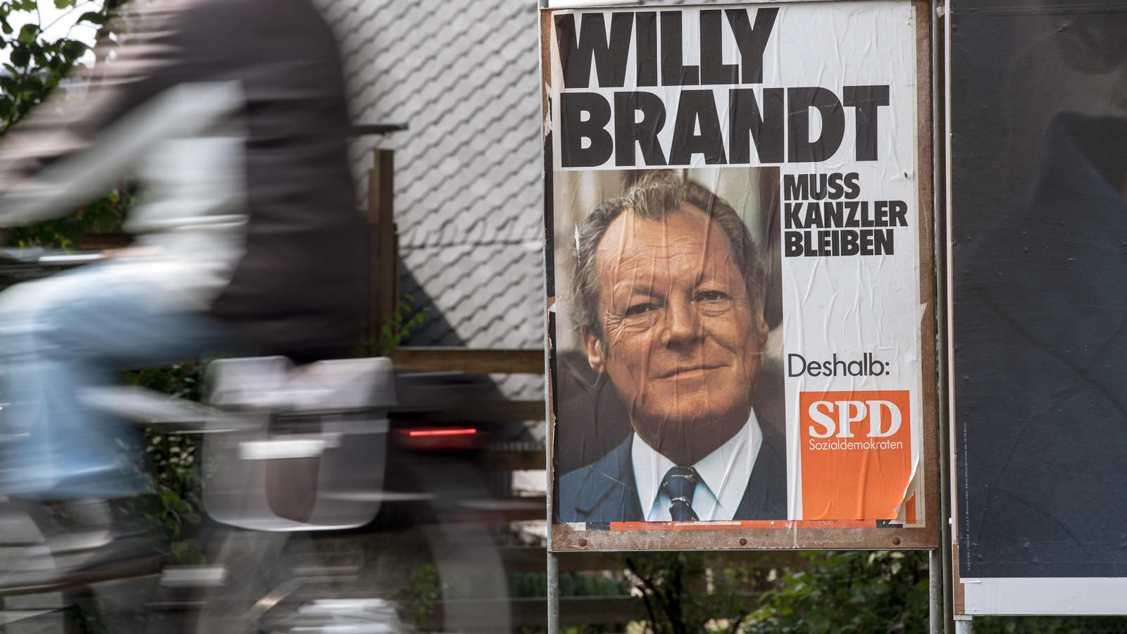 Ein Wahlplakat des ehemaligen Bundeskanzlers Willy Brandt steht am 07.09.2017 in Leverkusen (Nordrhein-Westfalen) am Straßenrand. Ob das Wahlplakat aus dem Jahr 1972 Einfluss auf den Ausgang der Bundestagswahl am 24.09.2017 haben wird, ist nicht abse