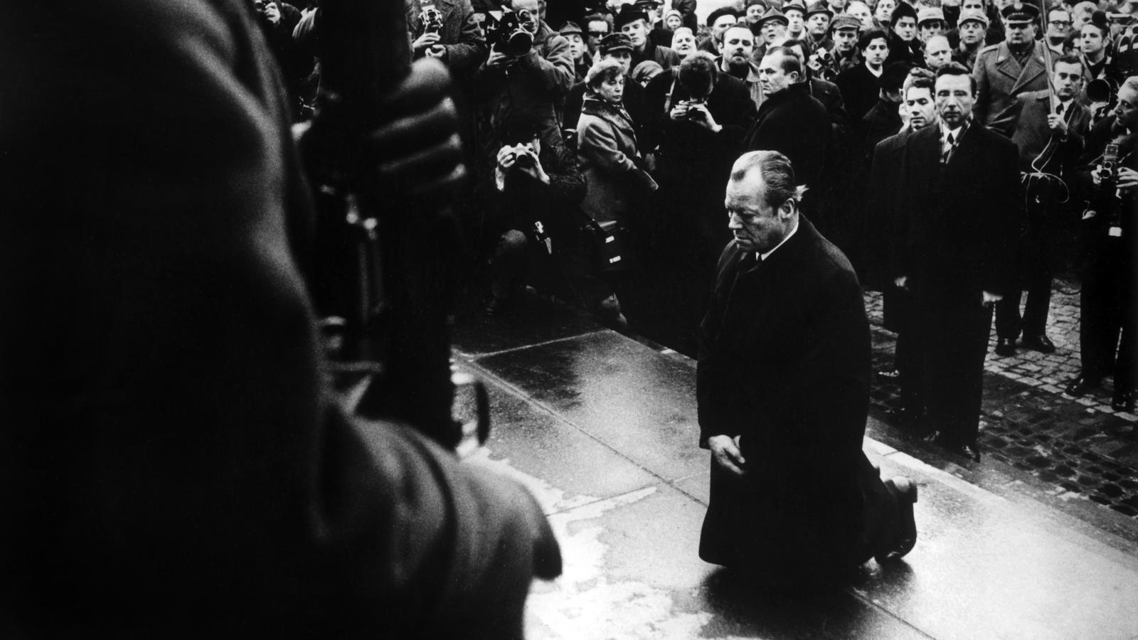 Historische Szene: Bundeskanzler Willy Brandt kniet am 07. Dezember 1970 vor dem Mahnmal im einstigen jüdischen Ghetto in Warschau, das den Helden des Ghetto-Aufstandes vom April 1943 gewidmet ist. Brandt eroberte mit seinem "Kniefall" die Herzen der