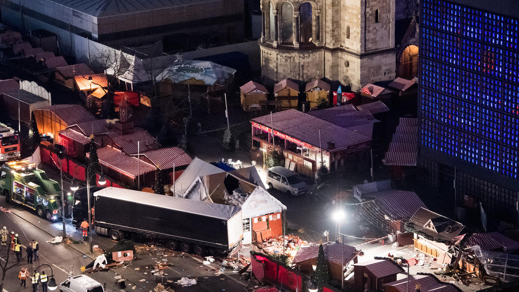 ARCHIV - Eine Schneise der Verwüstung ist am 20.12.2016 auf dem Weihnachtsmarkt am Breitscheidplatz in Berlin zu sehen, nachdem der Attentäter Anis Amri mit einem Lastwagen über den Platz gerast war. Zwölf Menschen kamen bei dem Terroranschlag um. (z