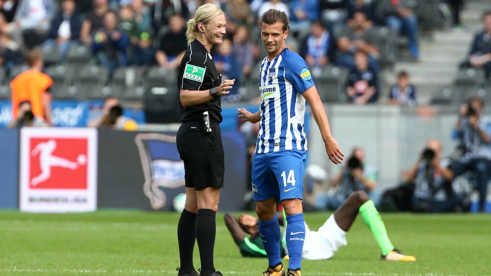 Schiedsrichterin Bibiana Steinhaus leitete ihre erste Bundesliga-Partie souverän