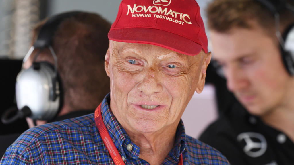 ARCHIV - Niki Lauda, aufgenommen am 30.07.2016 auf den Hockenheimring in Hockenheim (Baden-Württemberg) in der Boxengasse während des Qualifyings. (zu dpa "Von Kampfansagen und rauchenden Colts - Wie weiter bei Air Berlin?" vom 14.09.2017) Foto: Uli