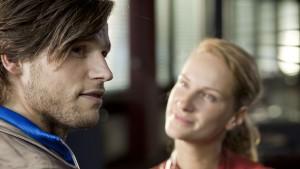 Brenner (Sebastian Ströbel) und Leo (Chiara Schoras) machen sich Gedanken über ihr Verhältnis.