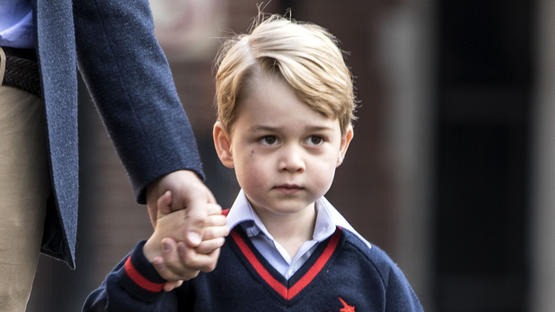 Der britische Prinz George, Sohn von Prinz William und Herzogin Kate, geht am 07.09.2017 in London (Großbritannien) zur Thomas's Battersea Schule. Für den vierjährigen kleinen Prinzen beginnt heute die Schule. Foto: Richard Pohle/The Times/PA Wire/dp