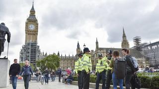 (170917) -- LONDON, Sept. 17, 2017 -- Police patrol on a street in London, Britain on Sept. 17, 2017. British Home Secretary Amber Rudd said on Sunday that the United Kingdom s terrorism threat level has been lowered from critical to severe after being raised to the highest possible in the wake of the Friday explosion at a subway station in west London. )(yk) BRITAIN-LONDON-TERROR THREAT-LEVEL StephenxChung PUBLICATIONxNOTxINxCHN  