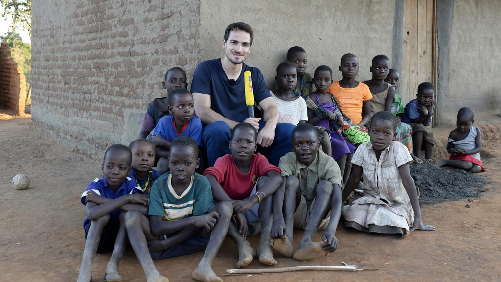 Mats Hummels stellt als Pate von RTL - Wir helfen Kindern ein Projekt für den Bau und die Einrichtung von Klassenräumen an einer Grundschule in Malawi/Afrika für den RTL-Spendenmarathon vor.