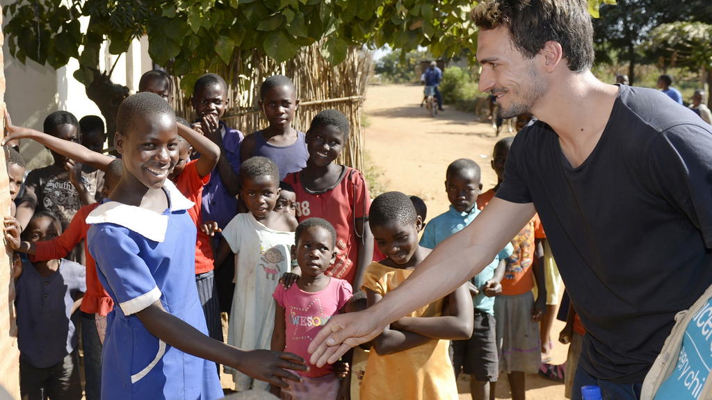 Mats Hummels stellt als Pate von RTL - Wir helfen Kindern ein Projekt für den Bau und die Einrichtung von Klassenräumen an einer Grundschule in Malawi/Afrika für den RTL-Spendenmarathon vor.
